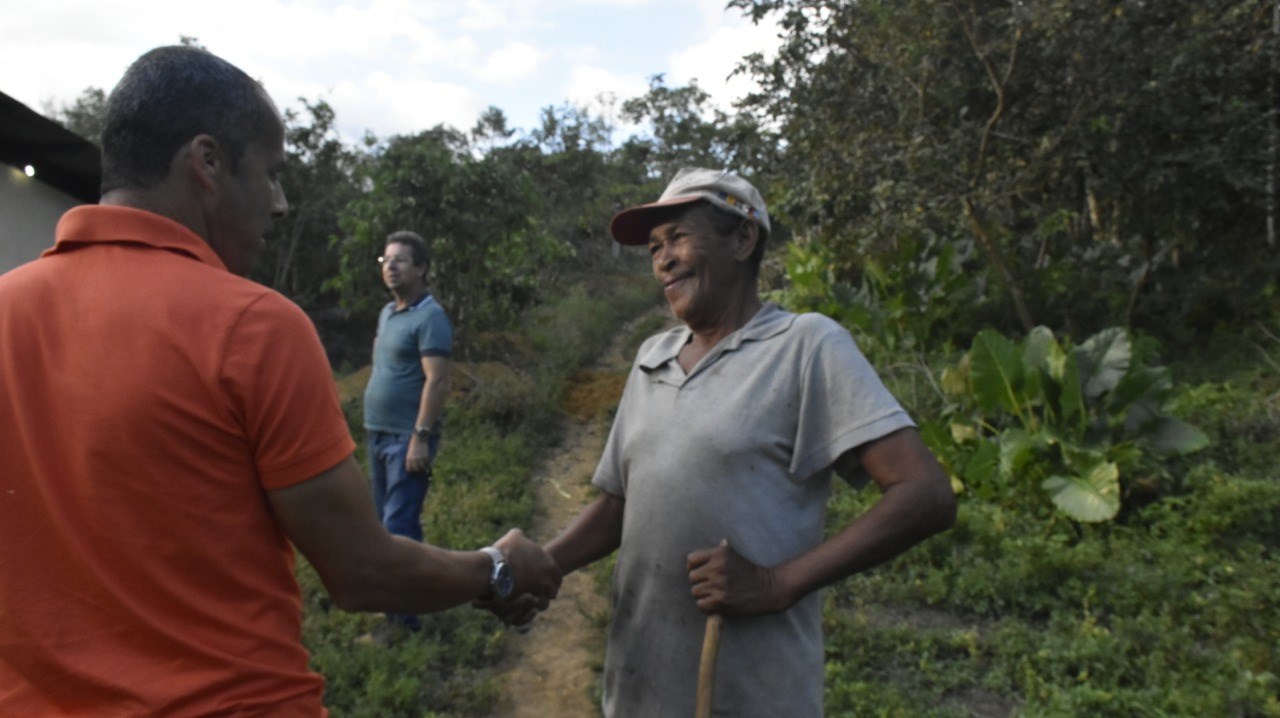 Camacã: Prefeitura recupera estrada vicinal depois de 40 anos 
